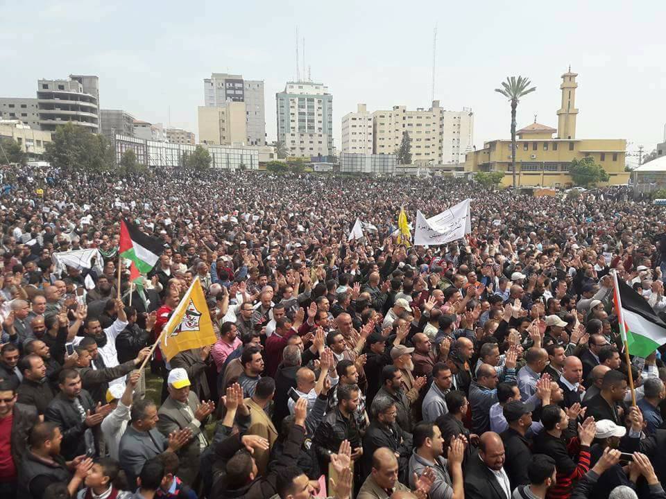 بالفيديو : مئات الالاف يتظاهرون في غزة ضد سياسة السلطة تجاه غزة