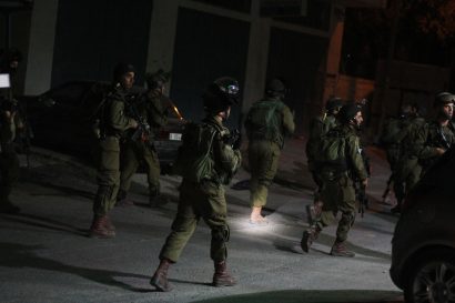 قوات الاحتلال الاسرائيلي تعتقل فلسطينيين بزعم حيازتهما عبوات ناسفة