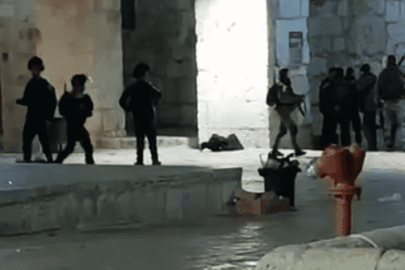 إطلاق النار تجاه شاب في باحات المسجد الأقصى المبارك