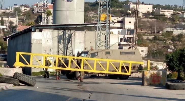 بيت لحم : قوات الاحتلال تنصب بوابة حديدية في بلدة الخضر
