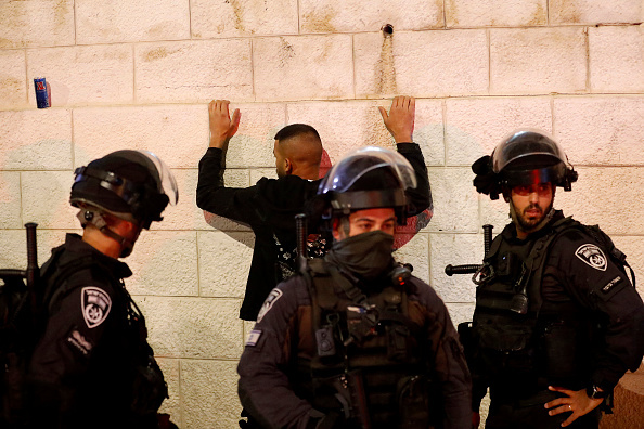 القدس : الاحتلال يعتقل 15 شاباً عند أبواب المسجد الأقصى