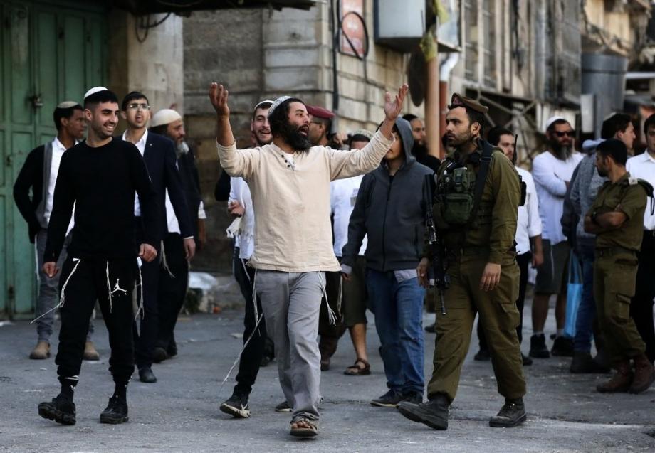 الخليل : مستوطنون يهاجمون منازل المواطنين في صوريف