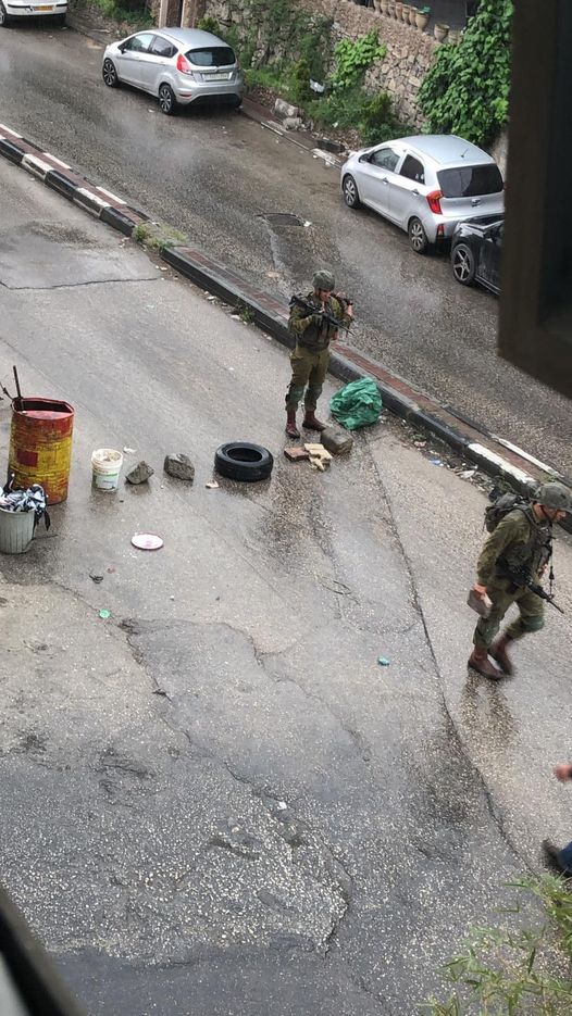 قوات الاحتلال تقتحم منطقة باب الزاوية وتغلق المحال التجارية في الخليل