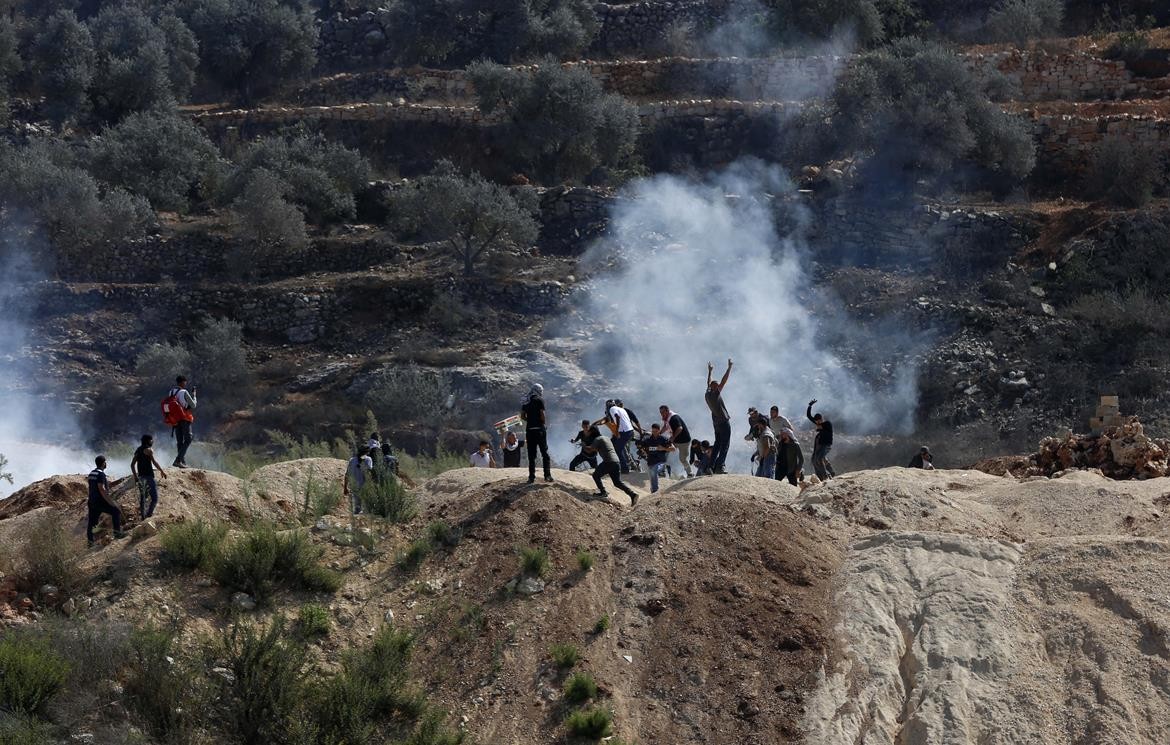 نابلس : إصابة صحفي بالمطاط وعشرات المواطنين بالاختناق خلال مواجهات مع الاحتلال