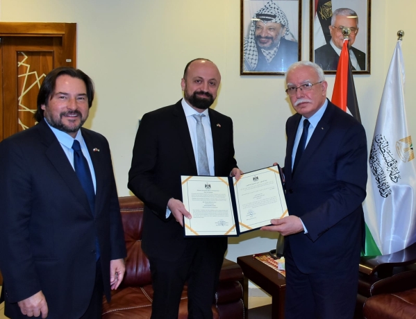 المالكي يسلّم أوراق اعتماد القنصل الفخري لتشيلي لدى فلسطين
