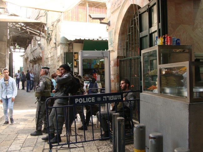 الاحتلال يزعم إحباط مخطط لعملية طعن في القدس