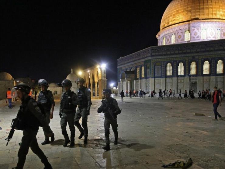 قوات الاحتلال تقطع أذان العشاء بالمسجد الأقصى