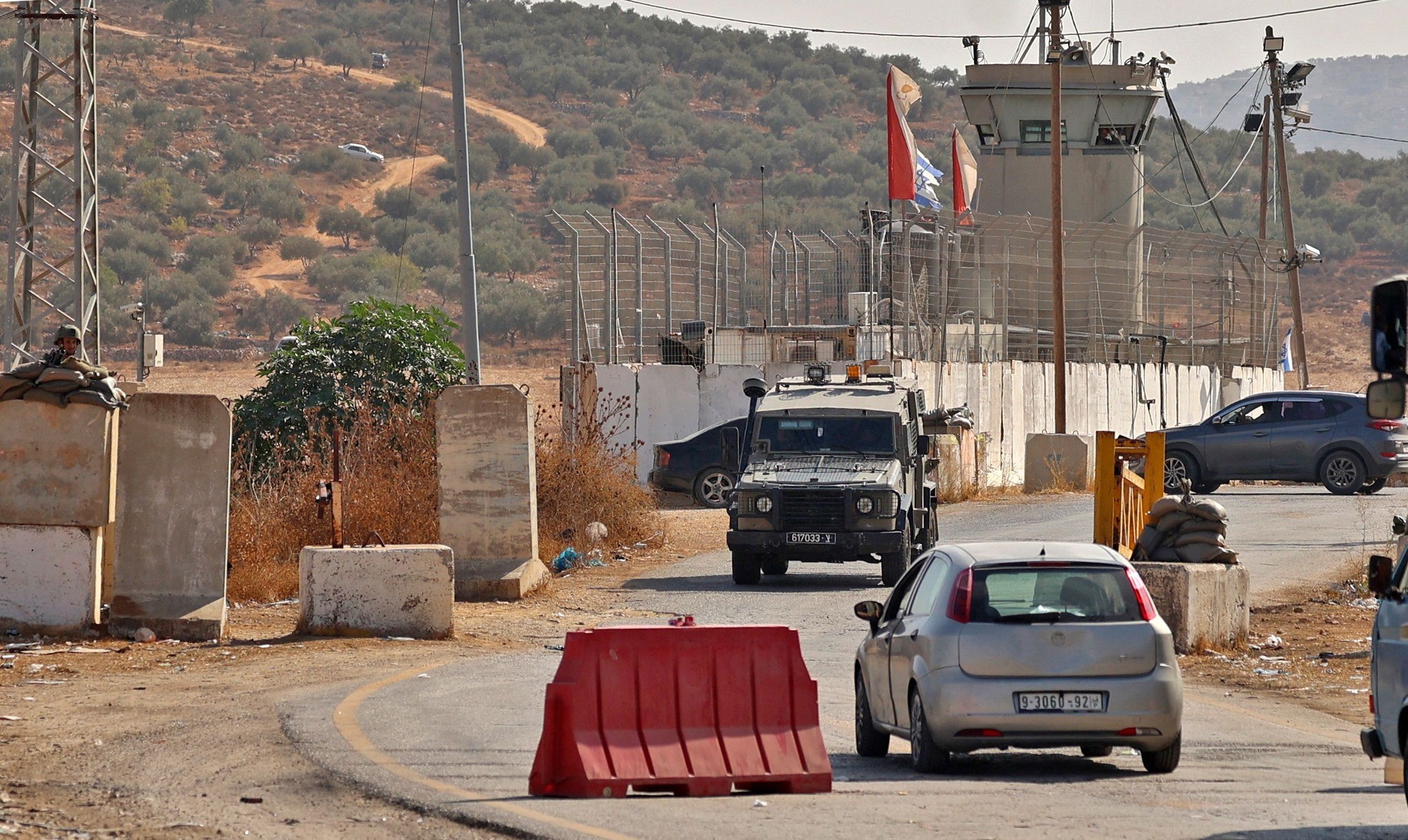 قوات الاحتلال تواصل حصار أريحا لليوم التاسع
