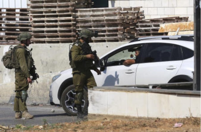 قوات الاحتلال تعتدي على مواطن خلال احتجازه شمال أريحا