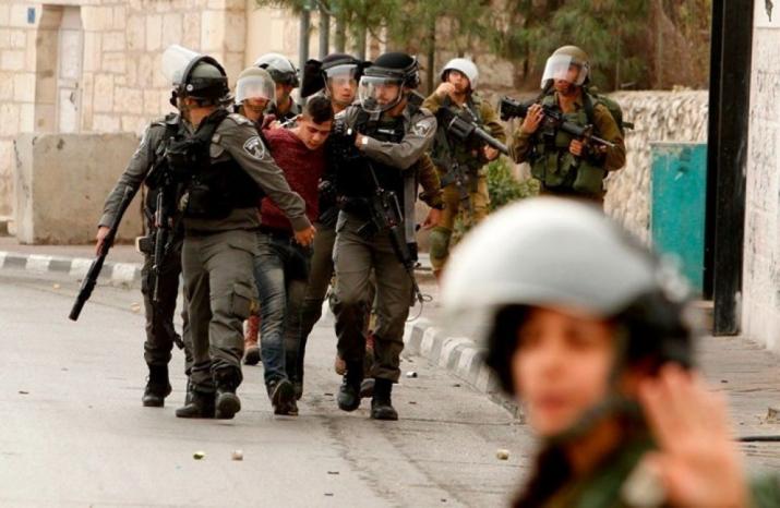 الاحتلال يعتقل 17 مواطنا من الضفة بينهم صحفي