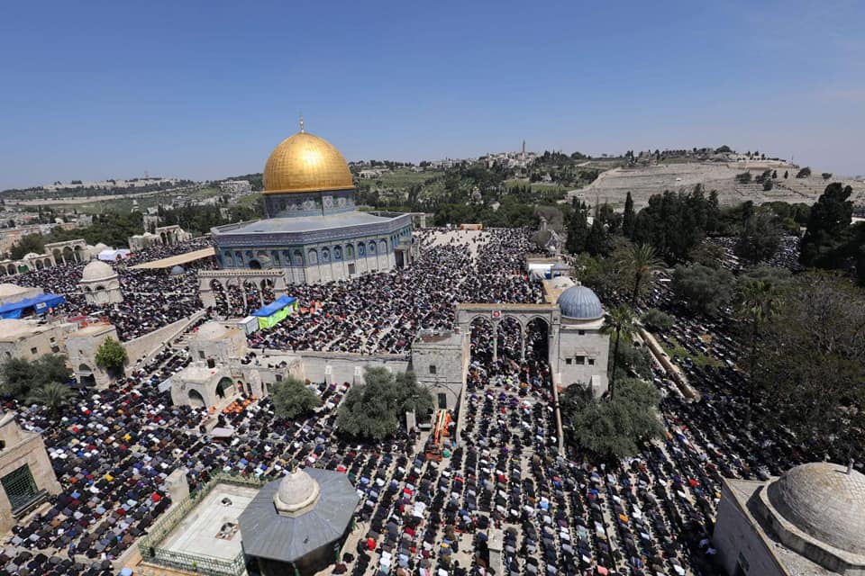 ربع مليون مصلٍ يؤدون صلاة الجمعة الرابعة من شهر رمضان في المسجد الأقصى