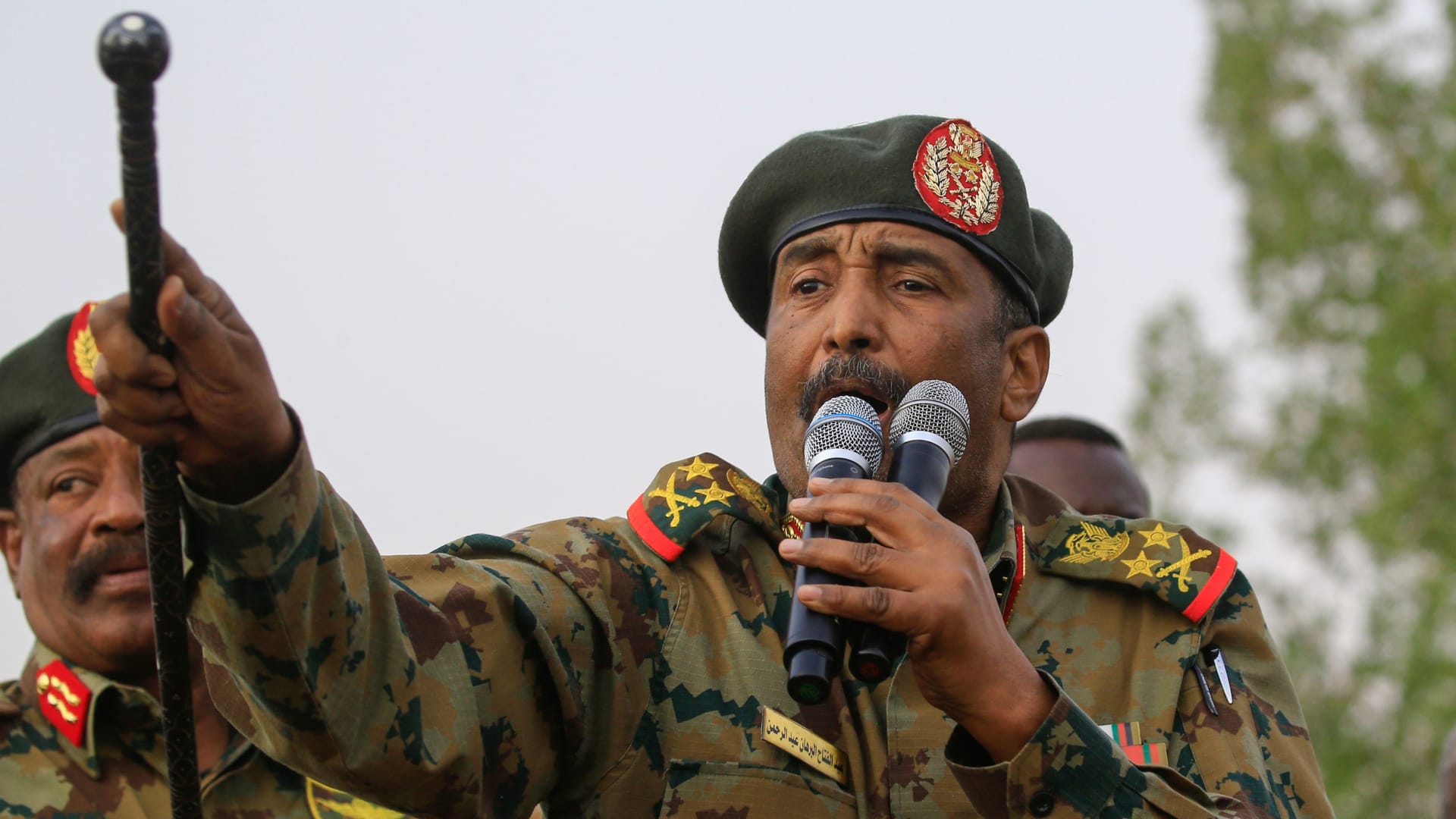 البرهان : الجيش يسيطر على المطار والقصر الرئاسي ومقر القيادة