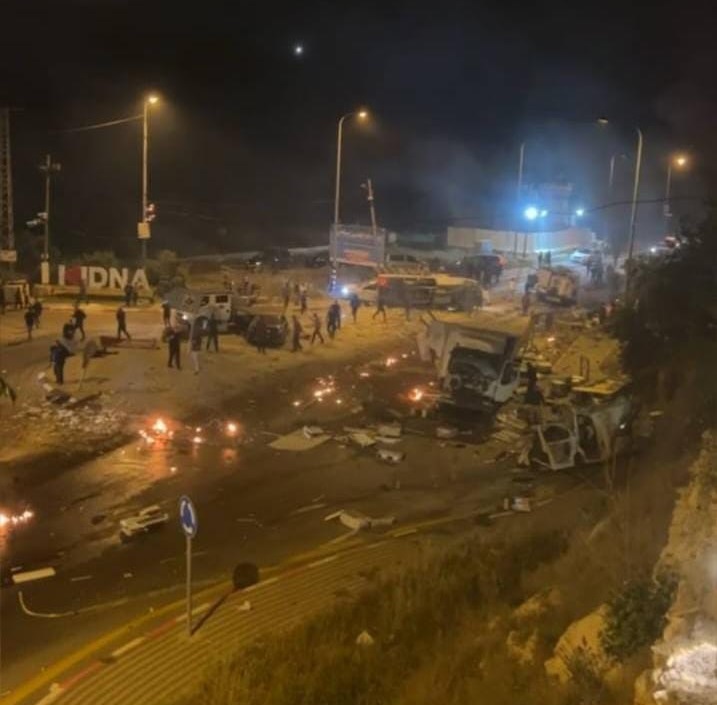 حاجز للاحتلال يتسبب بوقوع حادث سير مروع غرب الخليل