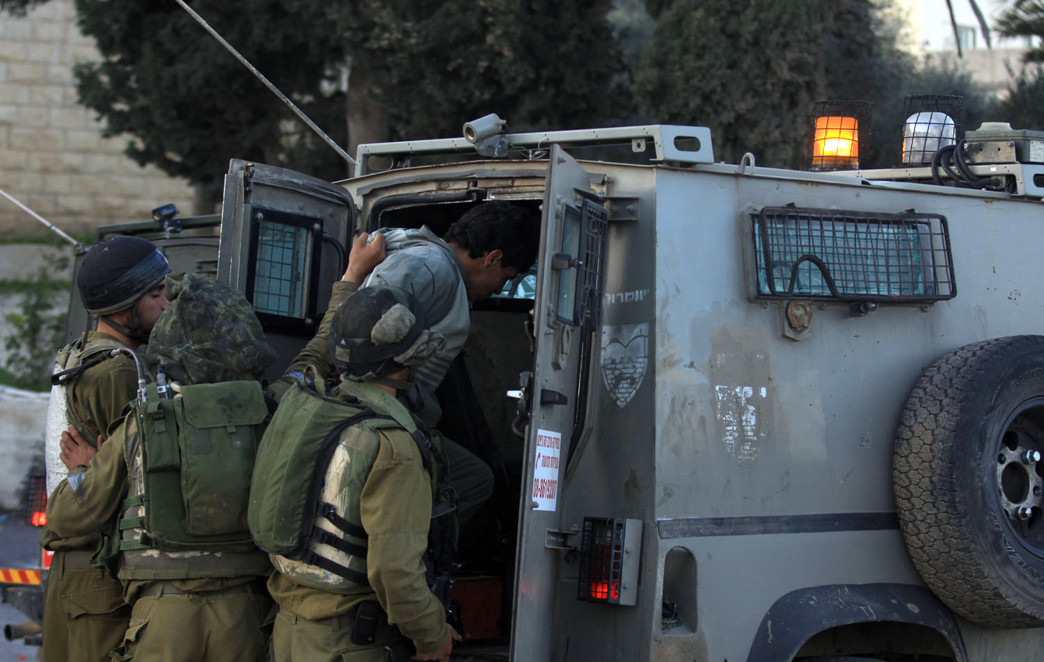 قوات الاحتلال تعتقل 8 مواطنين من الضفة