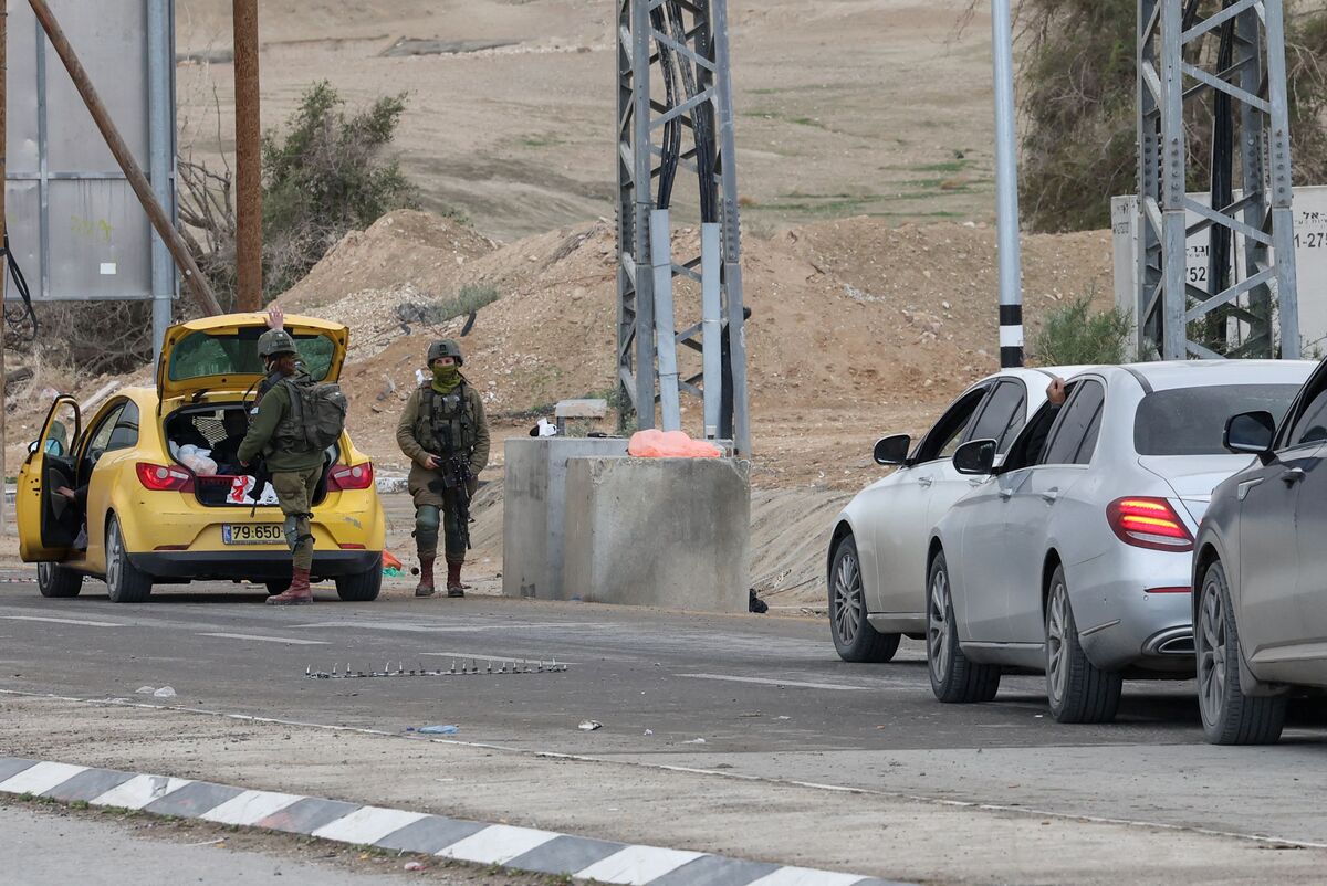 الاحتلال يواصل حصار أريحا لليوم الـ15 على التوالي
