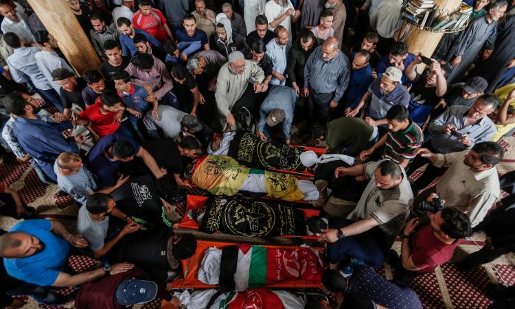 عشرات الآلاف يشيعون جثامين كوكبة من الشهداء في غزة