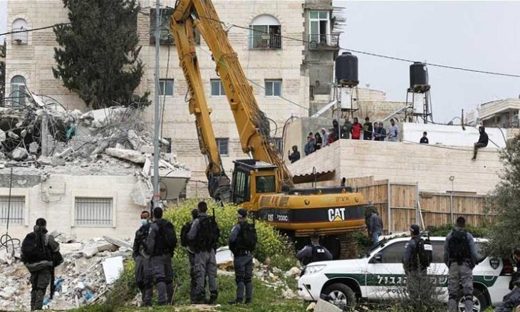 قوات الاحتلال تهدم شقتين سكنيتين في القدس