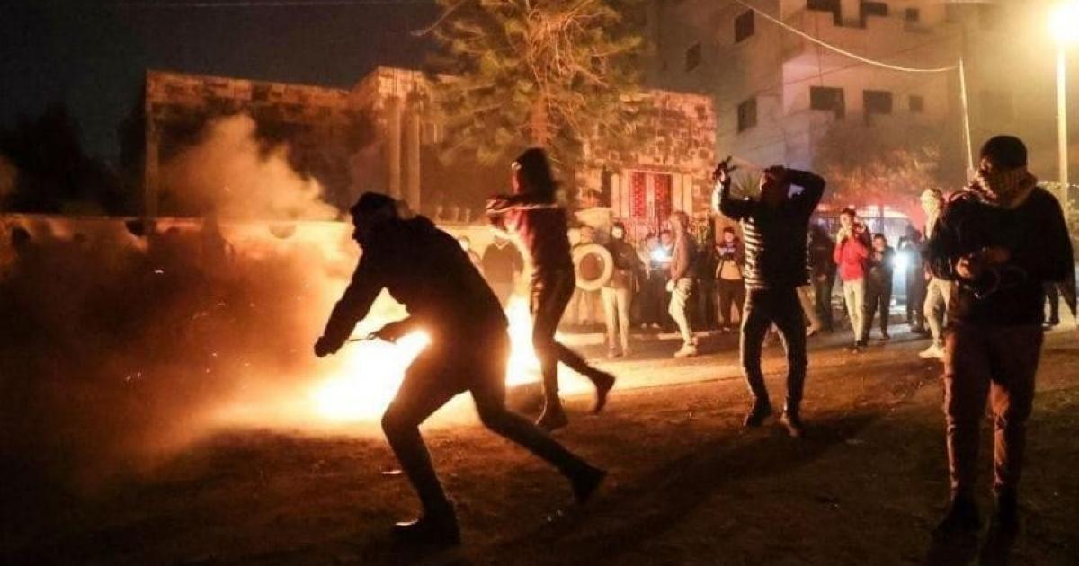 الخليل : اصابة 4 شبان برصاص الاحتلال أحدهم بجروح خطيرة خلال مواجهات في العروب