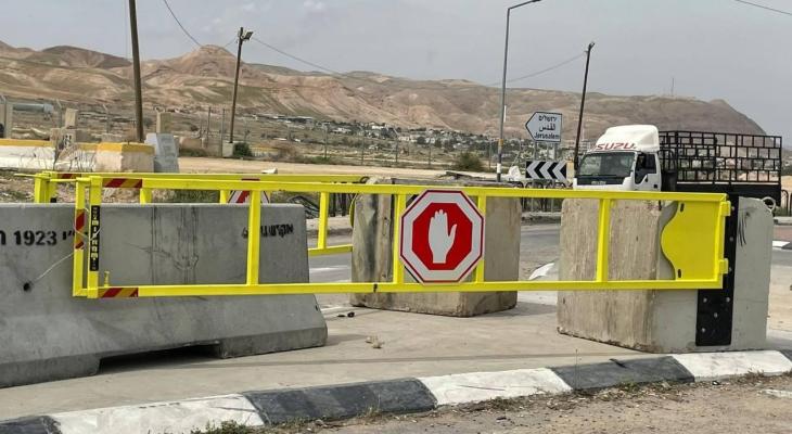 الاحتلال يغلق مدخلي أريحا الشماليين ببوابة حديدية ومكعبات اسمنتية