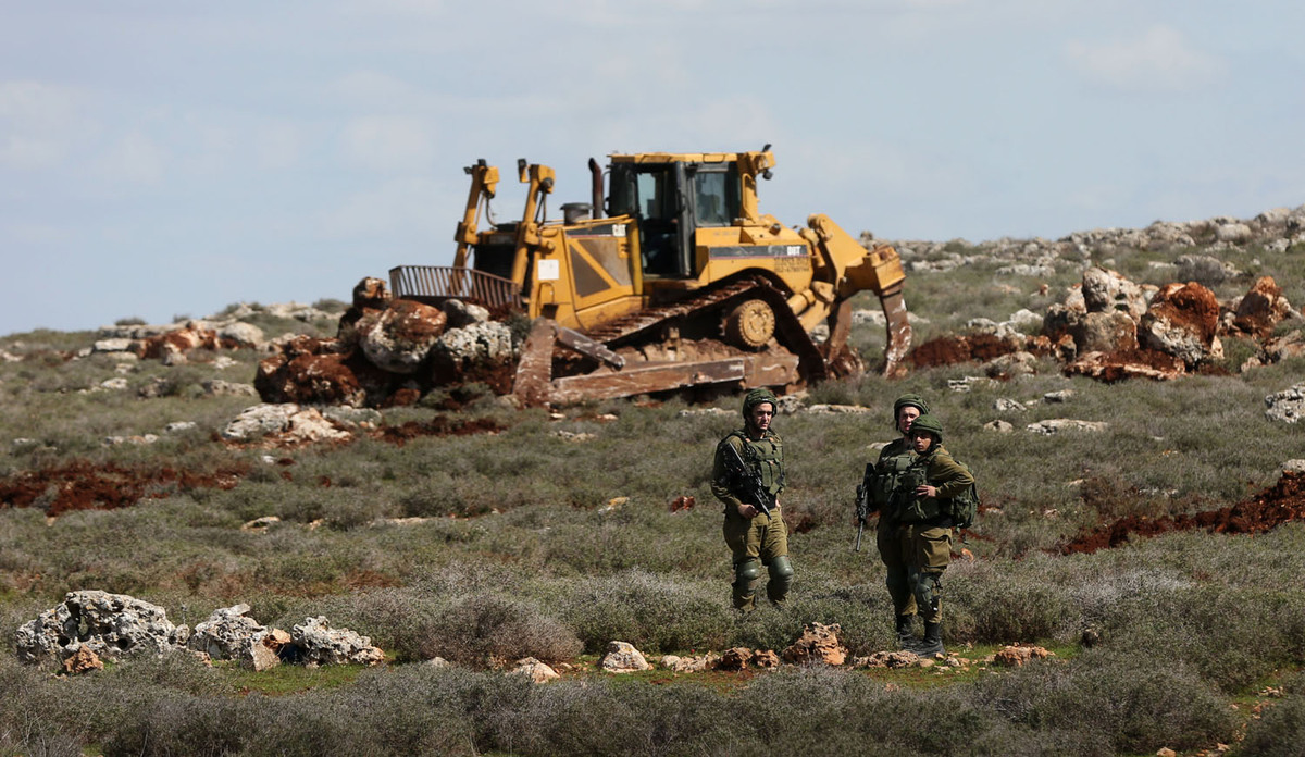 الاحتلال يجرف أراضٍ شرق بيت لحم لشق طرق استيطانية