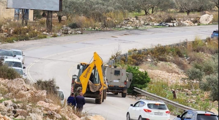 الخليل : الاحتلال يصادر جرافة ومركبة لبلدية بيت أمر