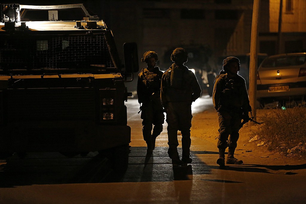 قوات الاحتلال تقتحم نابلس بمشاركة جرافات وعربات عسركية مصفحة