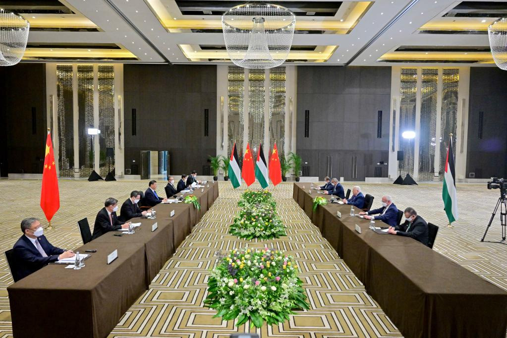 الرئيس عباس يجتمع مع الرئيس الصيني