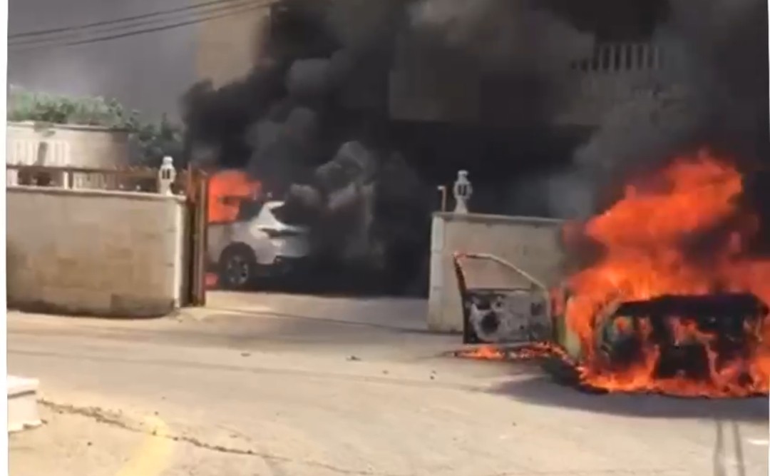 إحراق منازل ومركبات وعشرات الإصابات بهجوم للمستوطنين على بلدة ترمسعيا