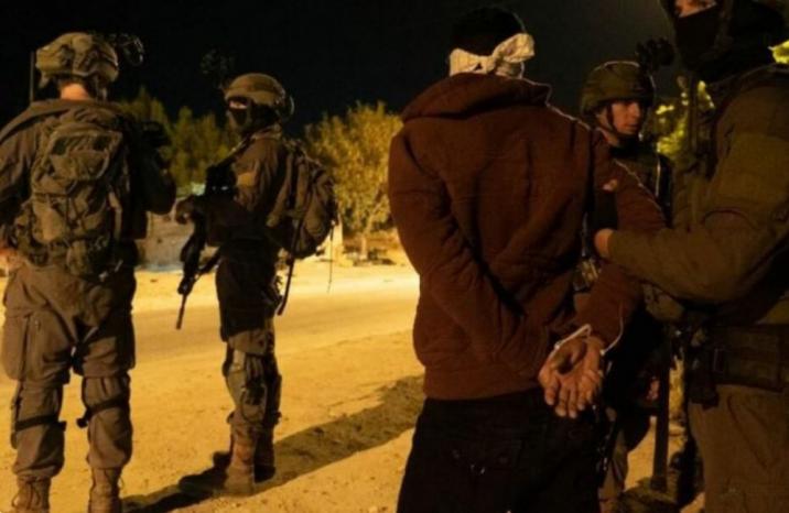 الاحتلال يعتقل شابين من مخيم الأمعري