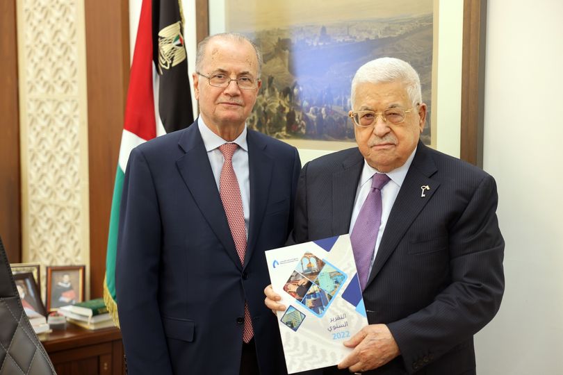 الرئيس عباس يتسلم التقرير السنوي لصندوق الاستثمار الفلسطيني 2022