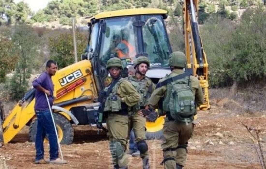 الاحتلال يستولى على جرافة ويعتقل سائقها شرق نابلس