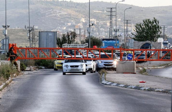 قوات الاحتلال تغلق مدخل البيرة الشمالي