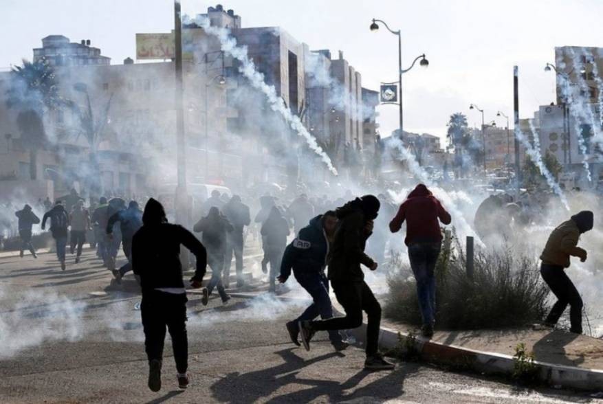 الخليل: إصابات عقب إطلاق الاحتلال قنابل الغاز صوب منازل المواطنين