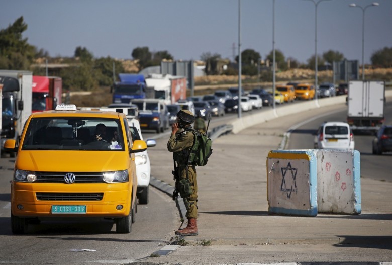 قوات الاحتلال تغلق حاجز حوارة العسكري جنوب نابلس