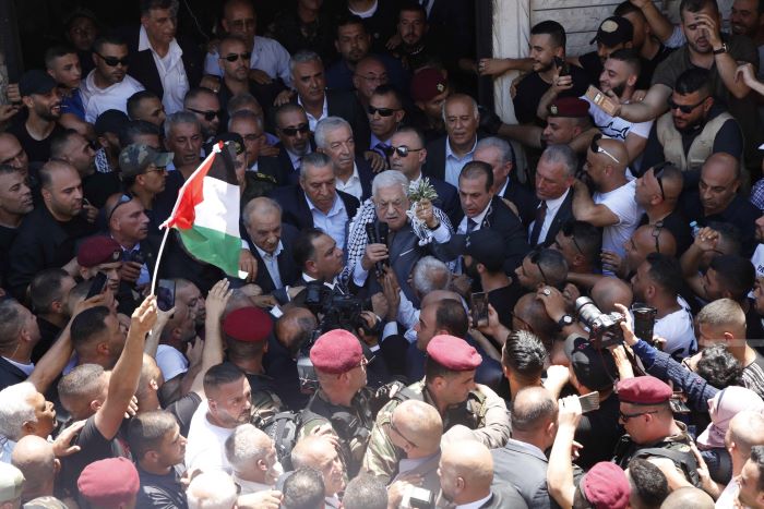 جماهير شعبنا تلتف حول الرئيس محمود عباس خلال جولته في مخيم جنين