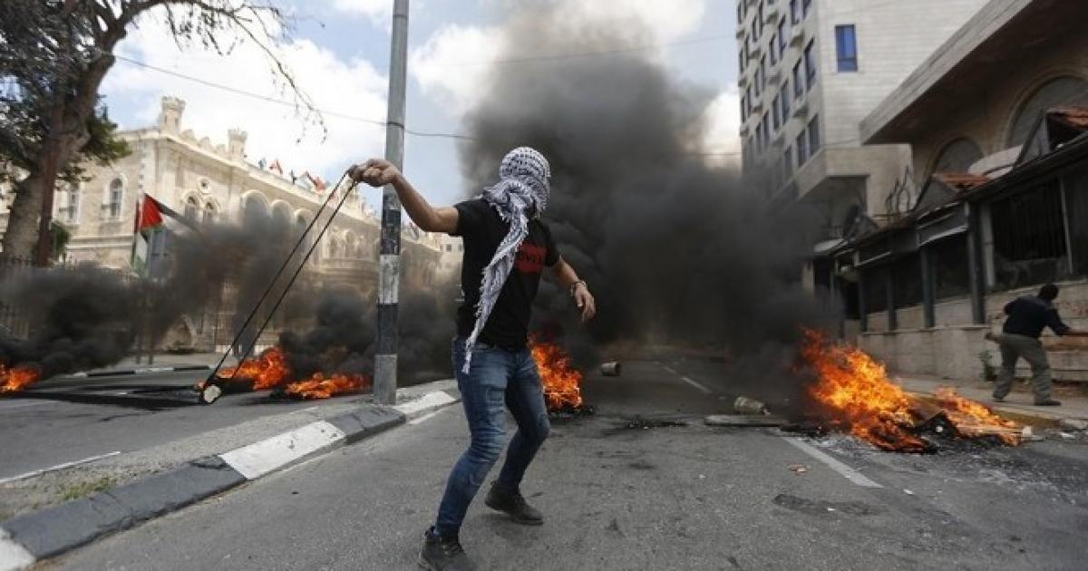 الخليل : مواجهات مع قوات الاحتلال في محيط جامعة بوليتكنك فلسطين