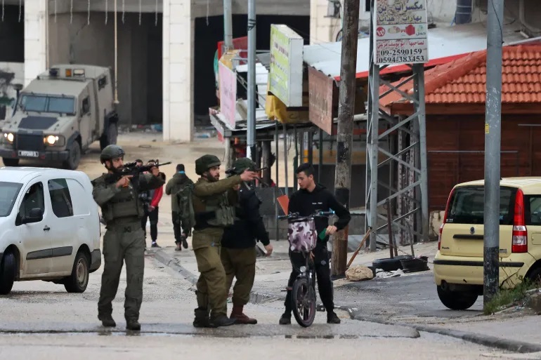 قوات الاحتلال تعتدي على شاب وتعتقله في بلدة حوارة جنوب نابلس