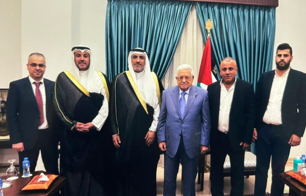 الرئيس عباس يلتقي بوفد كويتي في مقر الرئاسة برام الله
