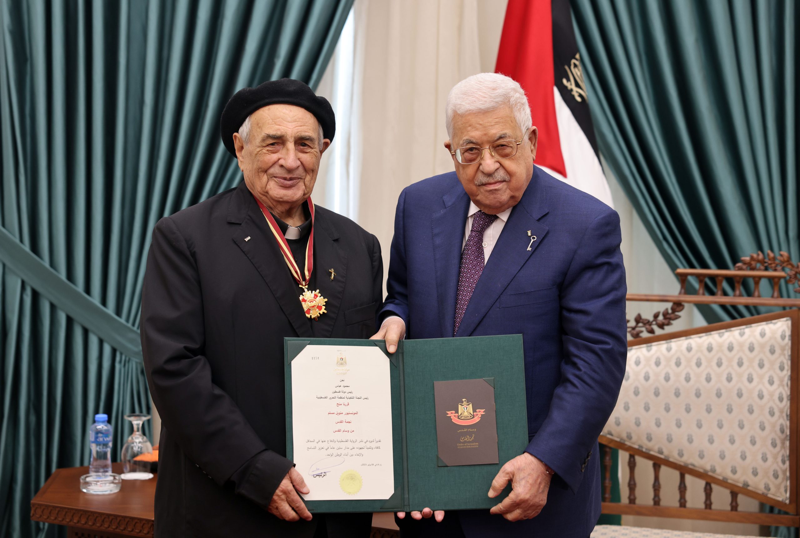 الرئيس محمود عباس يقلد المونسنيور مانويل مسلم نجمة القدس
