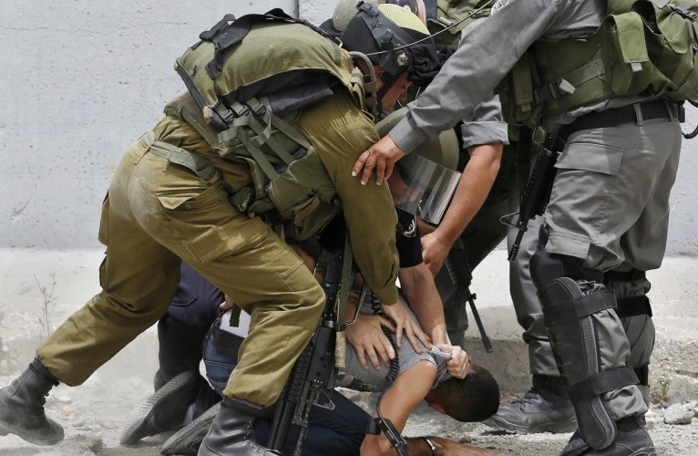 الاحتلال يعتقل مواطنين من قطنة شمال غرب القدس