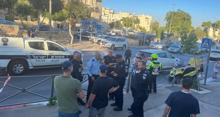 إصابة مستوطن بجروح خطيرة بعملية طعن في القدس