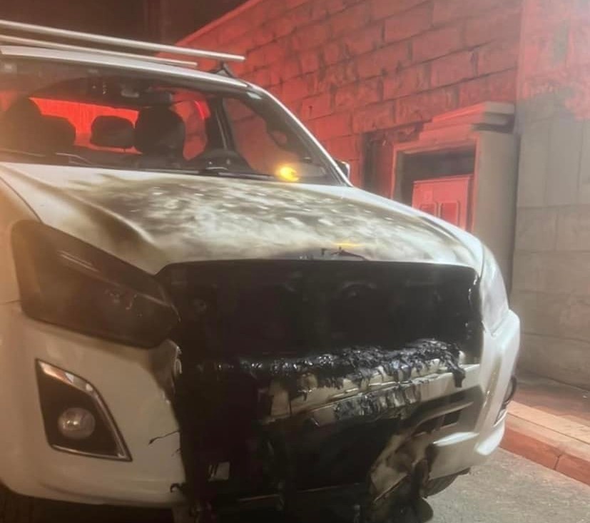 مستوطنون يحرقون 4 مركبات ويخطّون شعارات عنصرية في أبو غوش