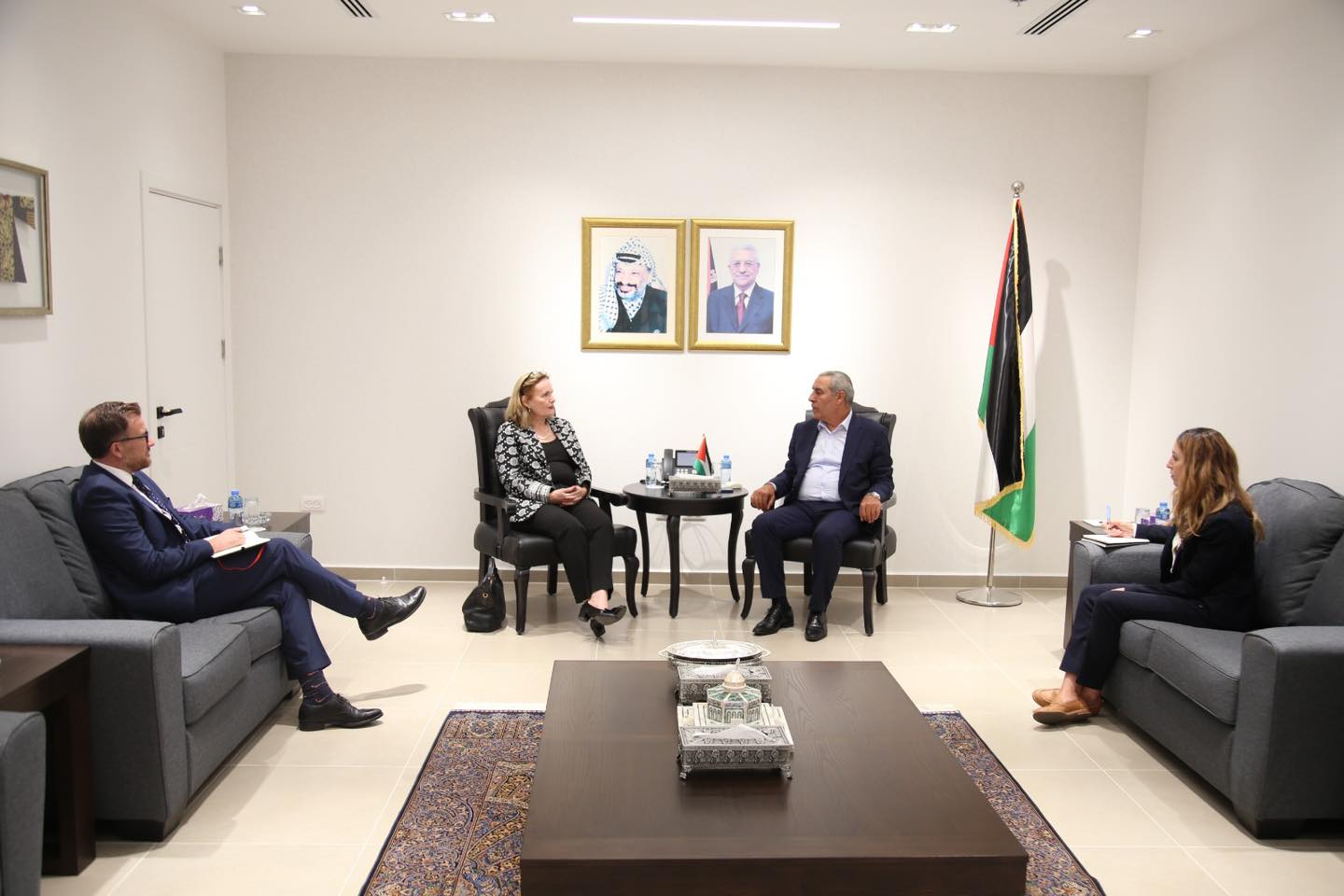 حسين الشيخ يلتقي القنصل العام البريطاني