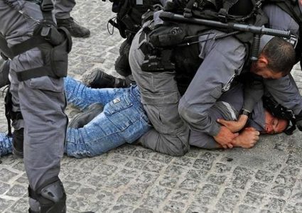 قوات الاحتلال تعتدي على شابين عند حاجز قلنديا