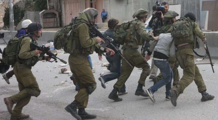 قوات الاحتلال تعتقل فتى في الأغوار
