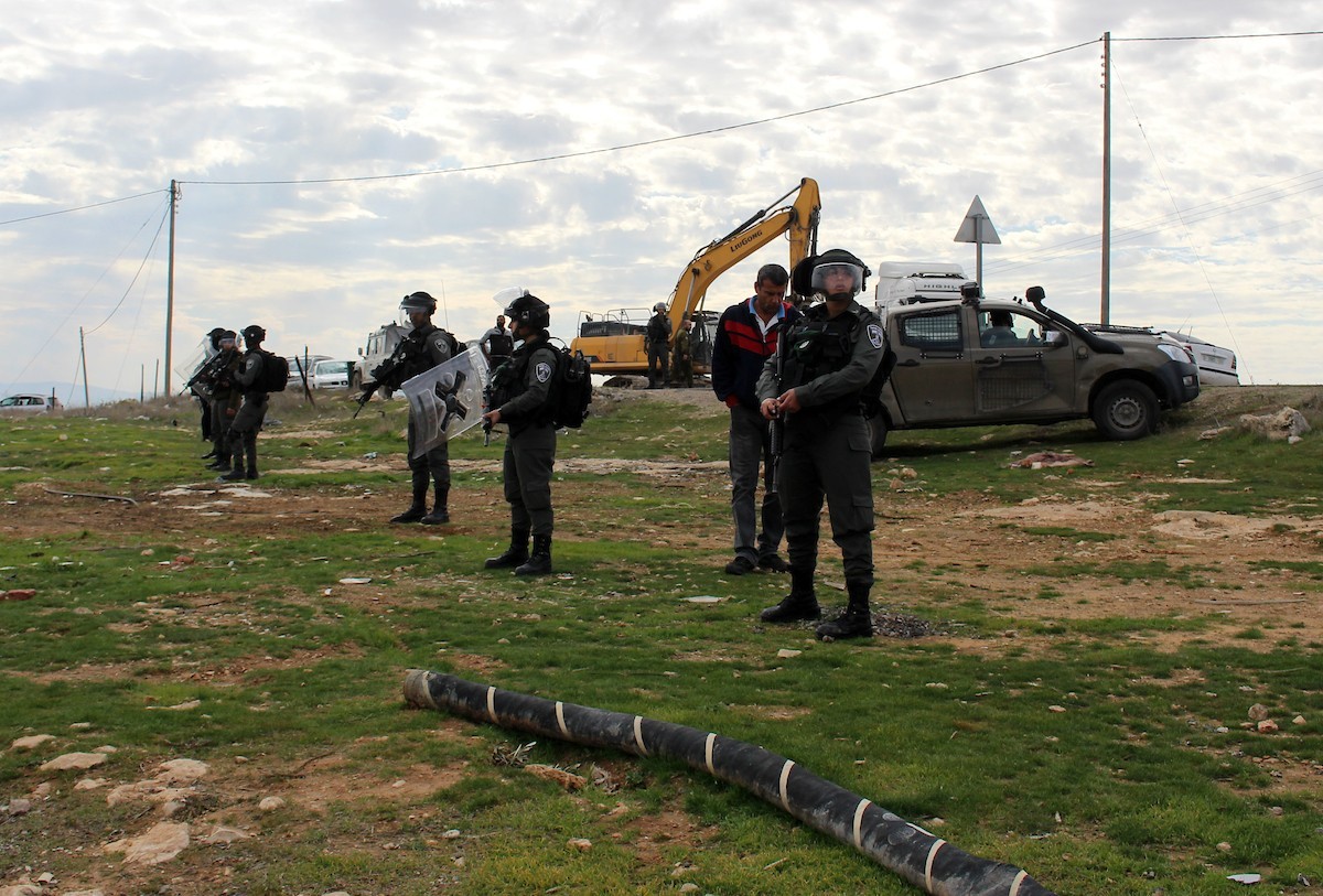 الخليل : الاحتلال يردم ينابيع مياه ويجرف أراضي زراعية