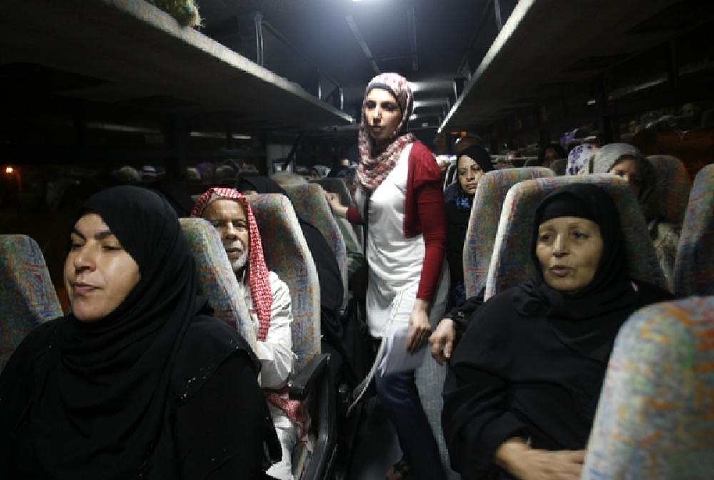 فجراً: مغادرة الدفعة الخامسة من زيارات أهالي أسرى قطاع غزة