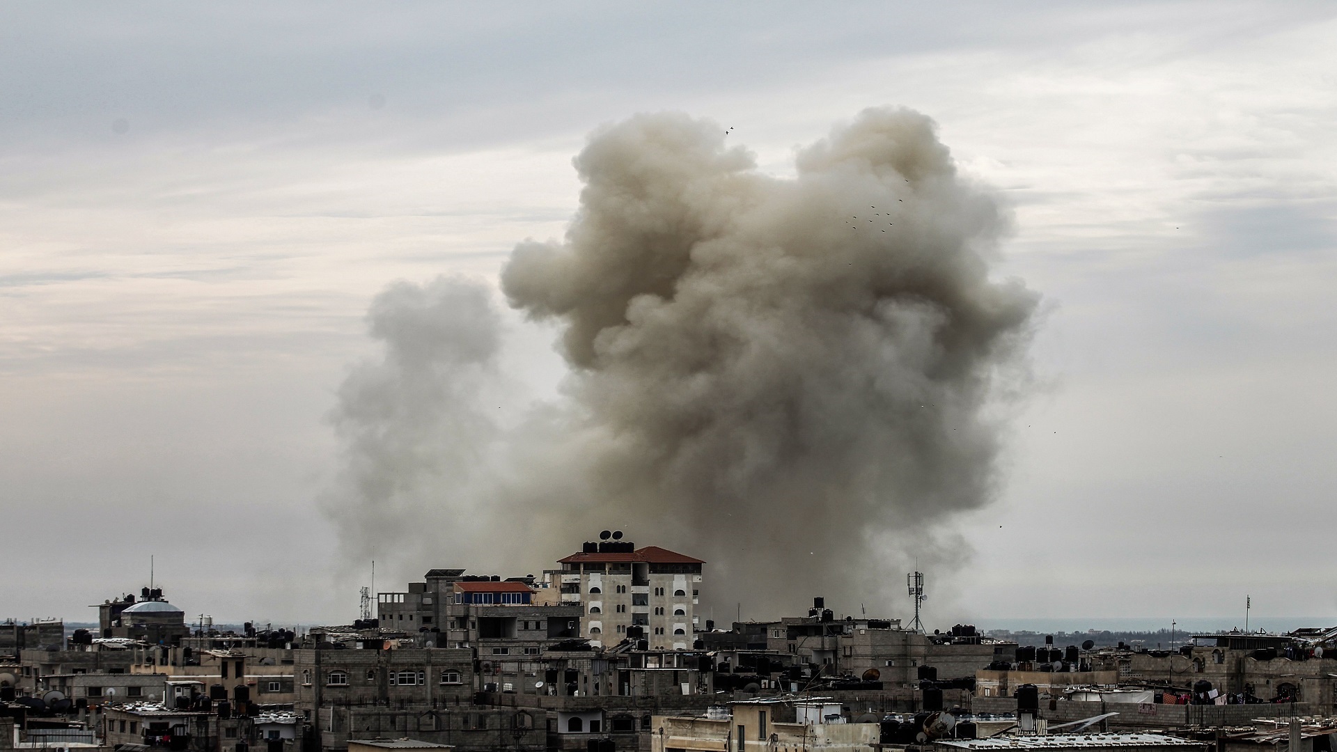 شهيد وإصابة بانفجار في موقع للمقاومة بغزة