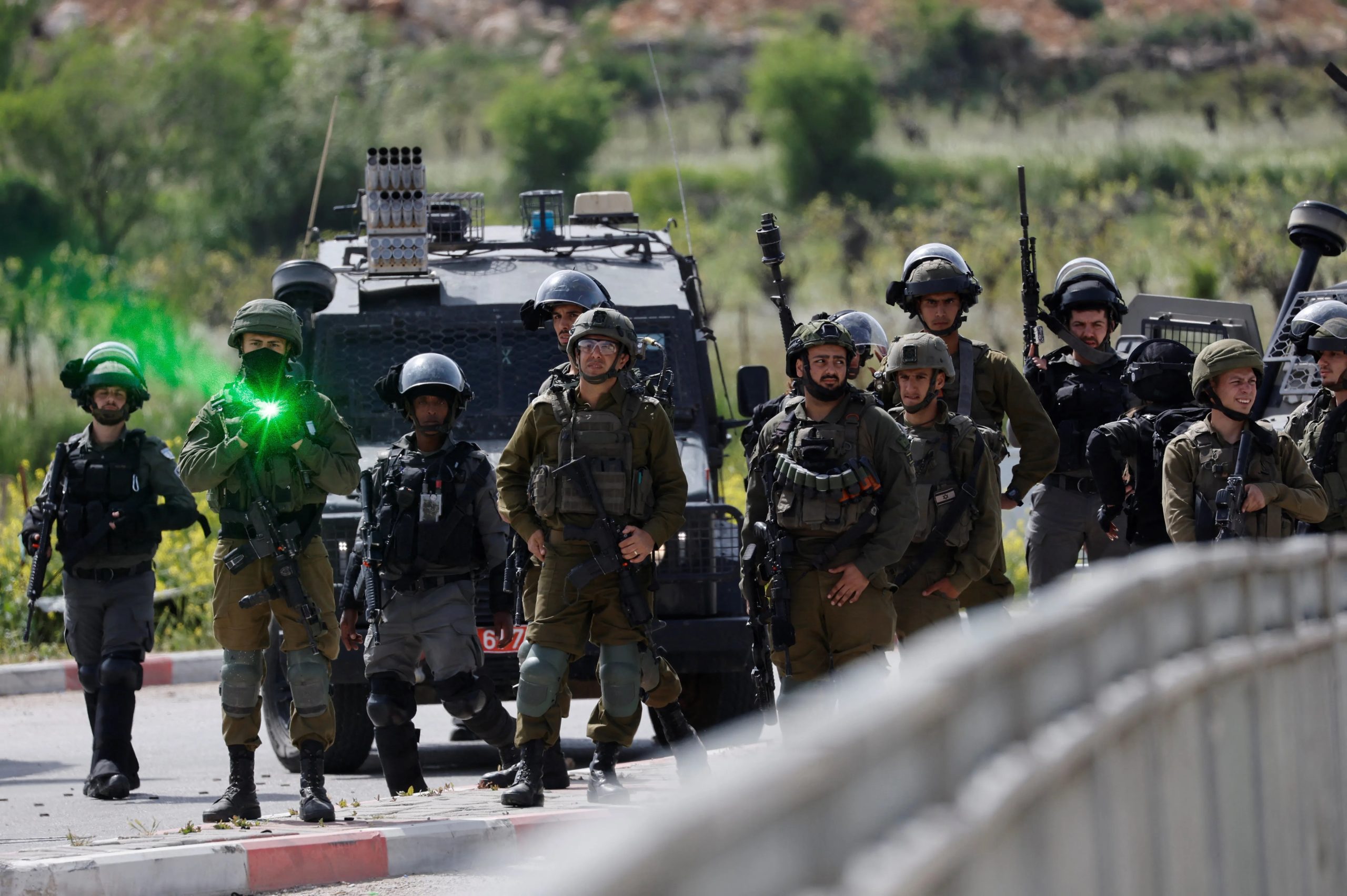 قوات الاحتلال تعتقل العشرات في حملة اعتقالات واسعة في مناطق متفرقة