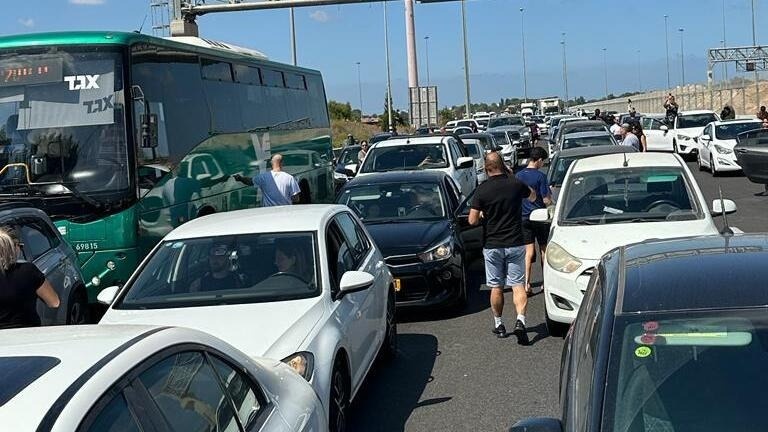 الاحتلال يعتقل 3 شبان للاشتباه بوجود عبوة ناسفة في سيارتهم